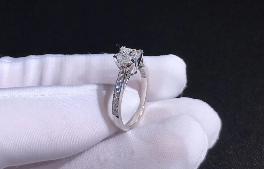 Реплика Помолвочное кольцо Tiffany Novo™ с бриллиантом огранки «принцесса», из платины с бриллиантами «паве» из Китая