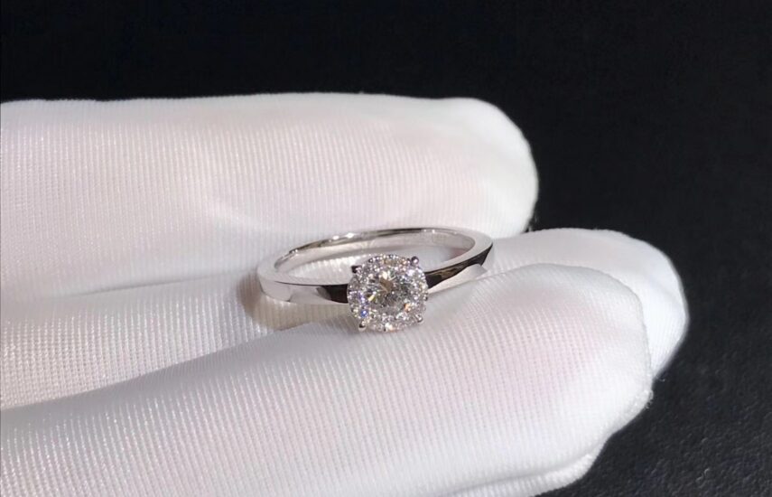 Реплика Помолвочное кольцо Tiffany True™ с бриллиантом круглой огранки и ободком из платины, украшенным бриллиантами из Китая