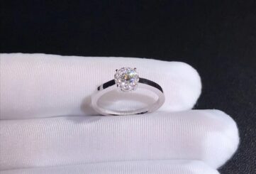 Реплика Помолвочное кольцо Tiffany True™ с бриллиантом круглой огранки и ободком из платины, украшенным бриллиантами из Китая