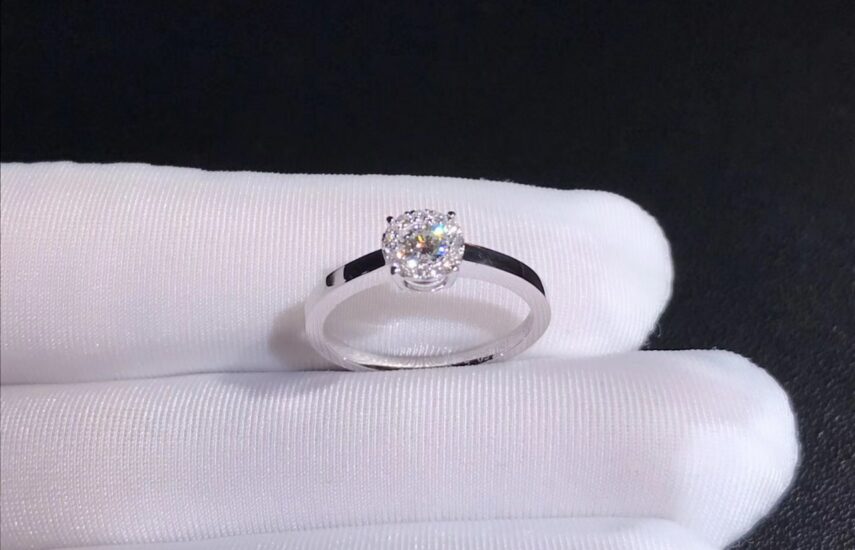 Реплика Помолвочное кольцо Tiffany True™ с бриллиантом круглой огранки и ободком из платины, украшенным бриллиантами из Китая