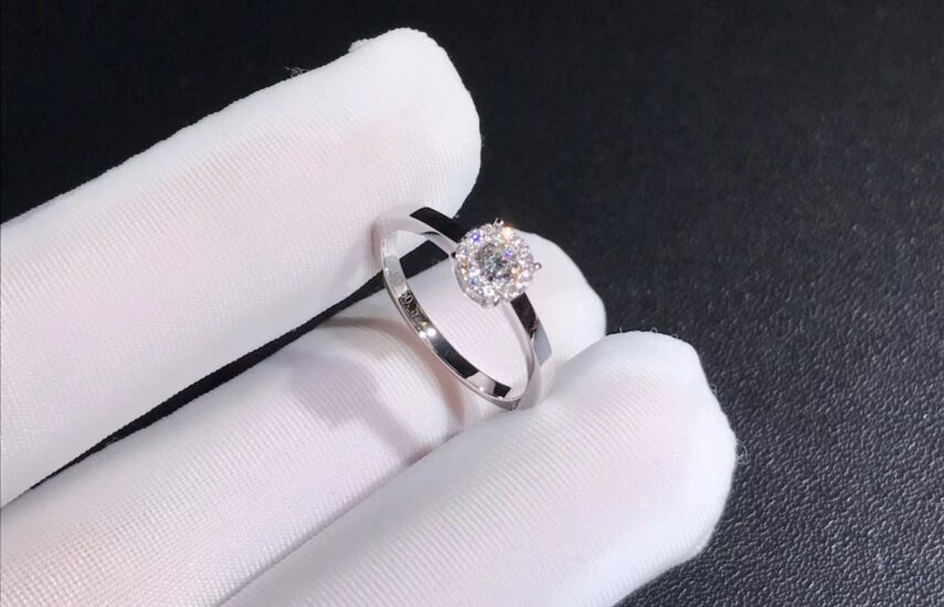 Реплика Помолвочное кольцо Tiffany True™ с бриллиантом круглой огранки и ободком из платины, украшенным бриллиантами из Китая