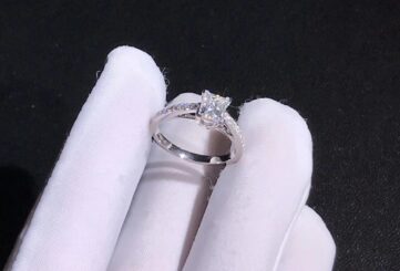 Реплика Помолвочное кольцо Tiffany Novo™ с бриллиантом огранки «принцесса», из платины с бриллиантами «паве» из Китая