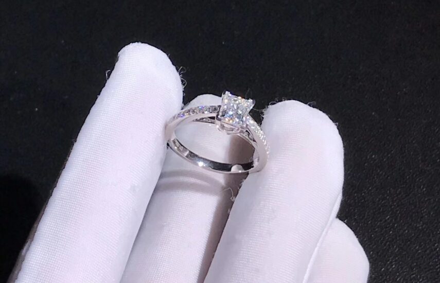 Реплика Помолвочное кольцо Tiffany Novo™ с бриллиантом огранки «принцесса», из платины с бриллиантами «паве» из Китая