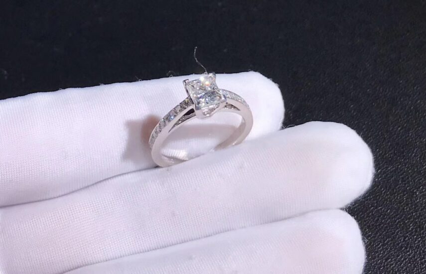 Реплика Помолвочное кольцо Tiffany Novo™ с бриллиантом огранки «принцесса», из платины с бриллиантами «паве» из Китая