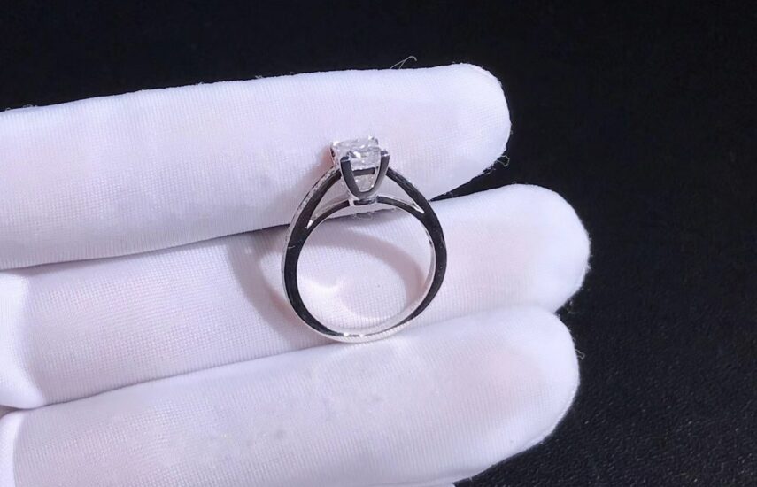 Реплика Помолвочное кольцо Tiffany Novo™ с бриллиантом огранки «принцесса», из платины с бриллиантами «паве» из Китая