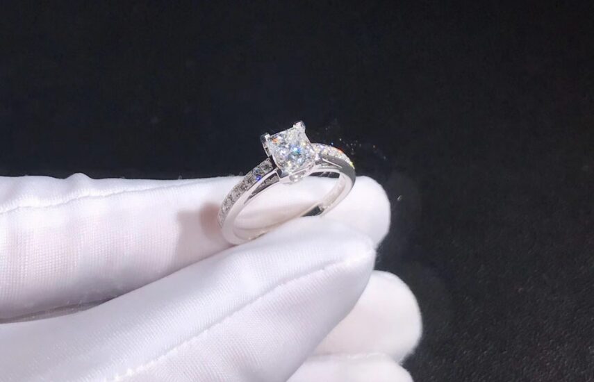 Реплика Помолвочное кольцо Tiffany Novo™ с бриллиантом огранки «принцесса», из платины с бриллиантами «паве» из Китая